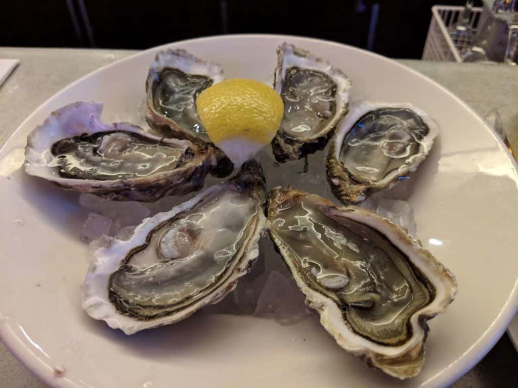 eating oysters in paris