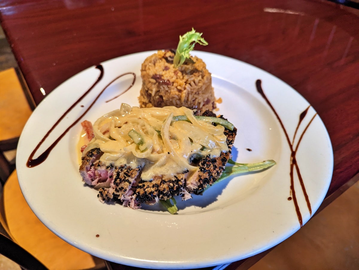 Seared tuna plate with garlic sauce
