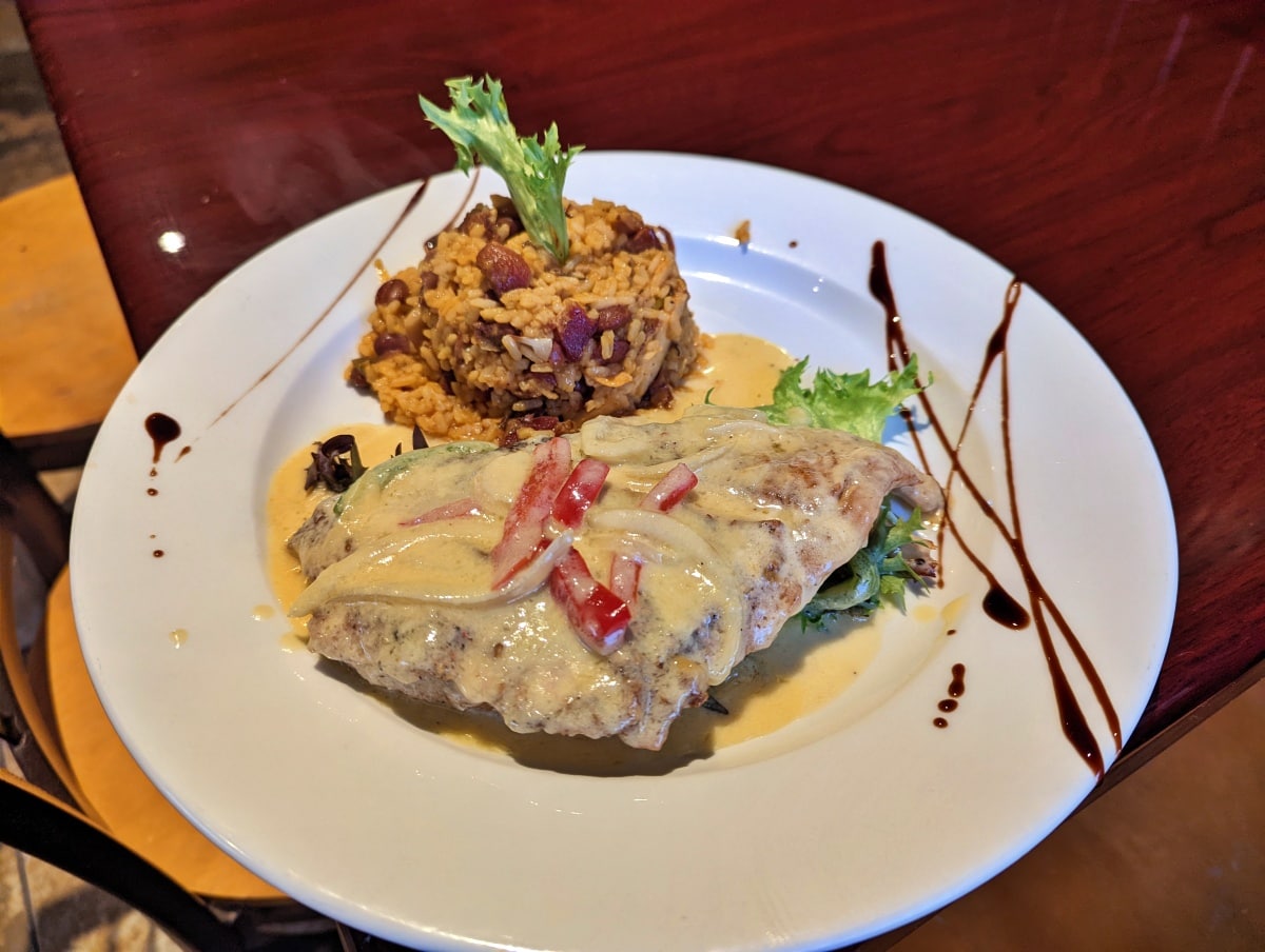 Snapper filet with garlic sauce and mamposteao